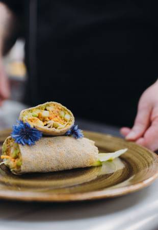 Tortilla mit Gemüsefüllung  Symbolfoto