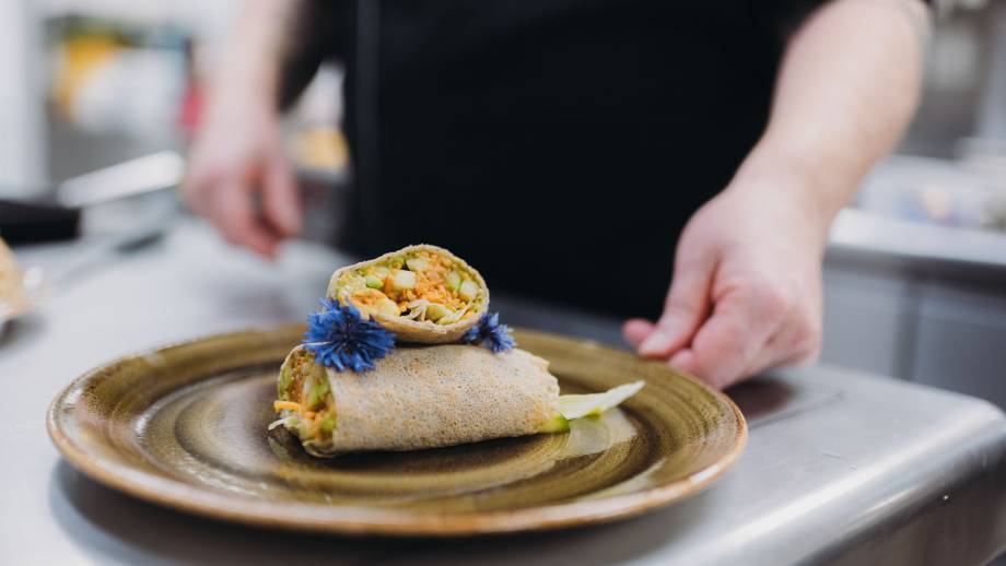 Tortilla mit Gemüsefüllung  Symbolfoto